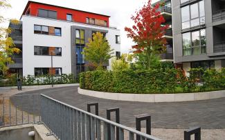 At Kölner Stadtpark, refuse trucks and delivery vehicles, and the fire service too in an emergency, have to be able to drive across the roof of the underground car park. Residential complex with driveways